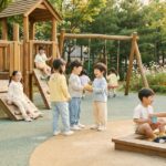 16:10 비율, 한국 유치원 또는 놀이터에서 또래 아이들이 자연스럽게 어울려 노는 장면, 웃으며 상호작용하는 아이들 모습, 사회성 발달 안내 콘텐츠용 이미지, 따뜻하고 안정적인 분위기, 부드러운 파스텔 톤, 여백 충분한 구성