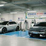 16:10 비율, 한국 아파트 지하주차장에 설치된 전기차 충전기와 주차된 전기차, 아파트 관리사무소 안내문과 충전 설비가 함께 보이는 장면, 전기차 충전 의무화 정책을 상징하는 이미지, 현실적인 사진 스타일, 여백이 충분한 구성