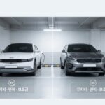 썸네일 이미지 프롬프트(16:10): 한국의 아파트 지하주차장 장면, 왼쪽에는 전기차가 완속 충전기에 연결되어 있고 오른쪽에는 하이브리드 차량이 주차된 비교 구도, 바닥에 EV/HEV 아이콘이 은은하게 표시된 인포그래픽 느낌의 오버레이 박스(유지비·연비·보조금 3개 키워드), 전체는 현실적 사진 스타일, 화이트/그레이 톤, 상하좌우 넉넉한 여백과 안전한 여백(마진) 확보, 텍스트는 최소한으로 깔끔하게(제목 영역만 비워두는 구성), 과장된 효과 없이 신뢰감 있는 정책·정보 안내 분위기